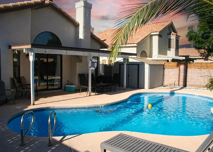 Large Pool & Patio Cozy Single Story Family House