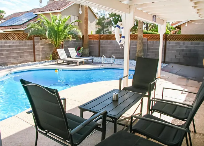 Large Pool & Patio Cozy Single Story Family House