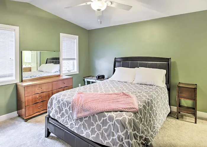 Green Lake Vacation Home W/ Screened Porch!