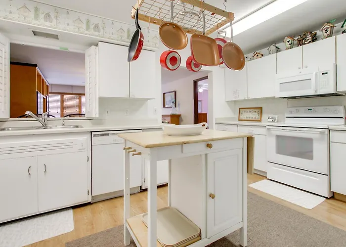 Neenah Home W/ Deck: Near Lake Winnebago