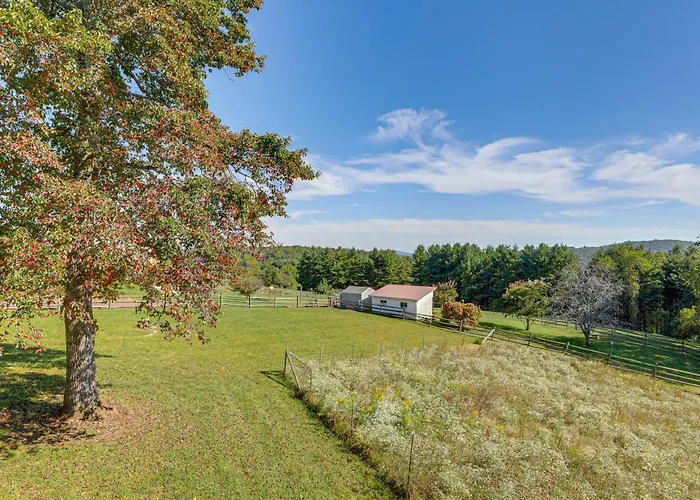 Expansive Yard, Beautiful Views! Sparta Getaway