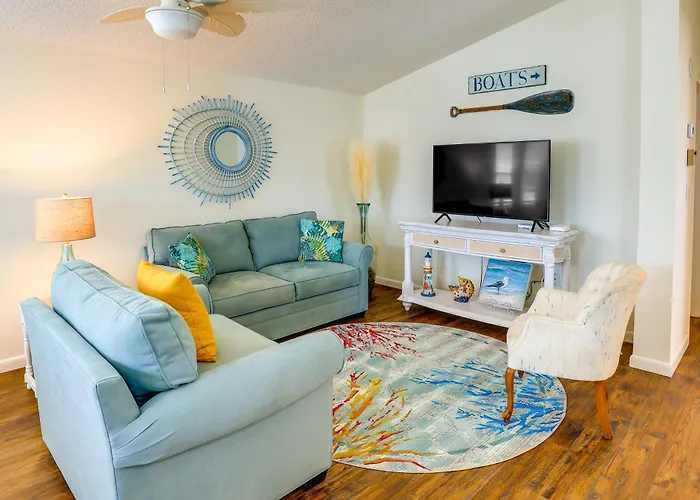 Pool Access, Walk To Beach! Cozy Jensen Beach Home