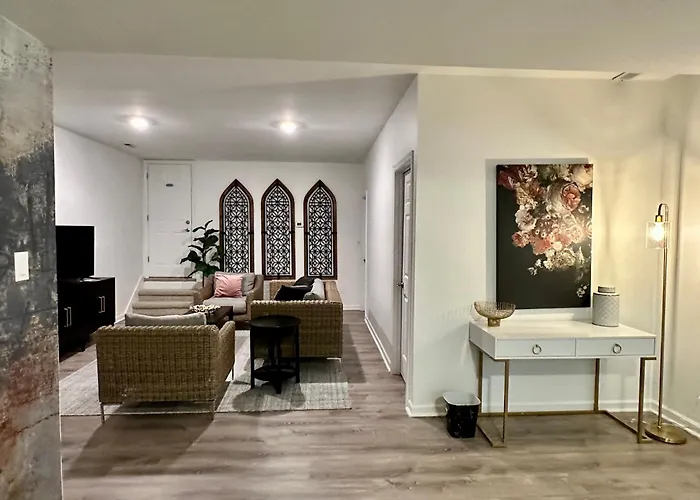 Private Suite In Upscale Neighborhood