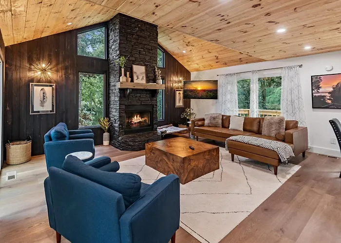 Blue Ridge Lake Home W/ Hot Tub In Morganton!