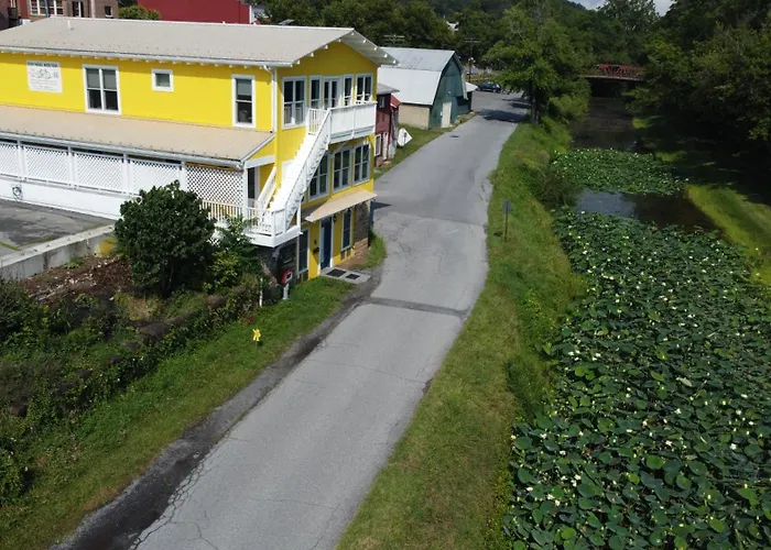 1878 Riverrun - Self-Serve Breakfast, Self Check-In, Wifi, Trail And River Access-No Staff On-Site