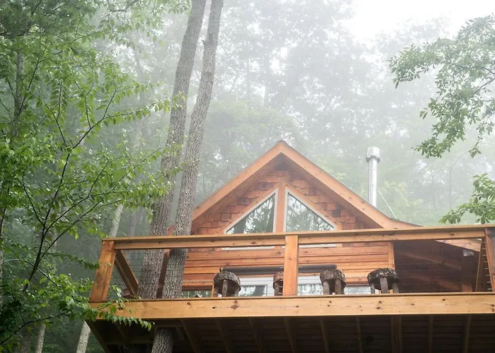 Stunning Pet-Friendly Treehouse For Relaxing Glamping Retreats In North Carolina