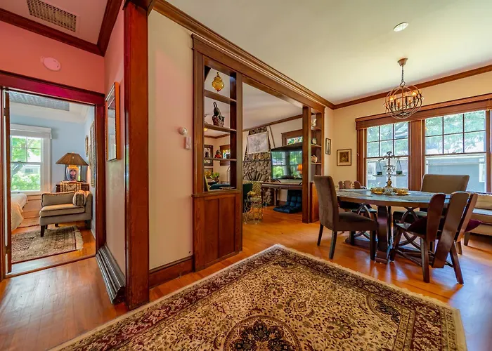 1920S Phoenicia Bungalow With Vintage Furnishings, Sauna, Fireplace, & Fenced Backyard