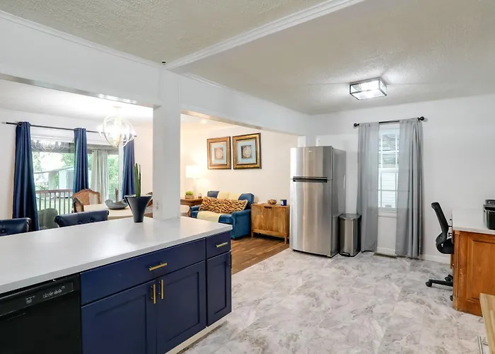 Updated North Greenwood Cottage < 1 Mi To Dtwn!