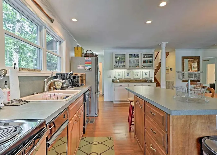 Delightful Waterfront Cabin Rental Overlooking Lake Martin, Elmore County, Alabama