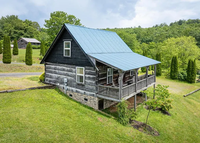 Romantic Cabin Getaway - King Bed - Fast Wi-Fi - Pet-Friendly