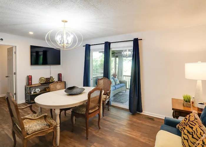 Updated North Greenwood Cottage < 1 Mi To Dtwn!