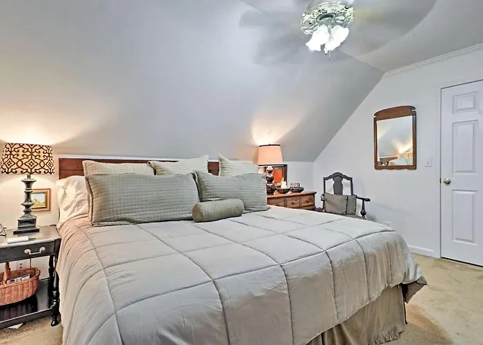 Delightful Waterfront Cabin Rental Overlooking Lake Martin, Elmore County, Alabama