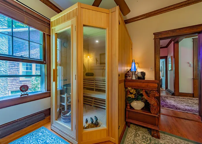 1920S Phoenicia Bungalow With Vintage Furnishings, Sauna, Fireplace, & Fenced Backyard