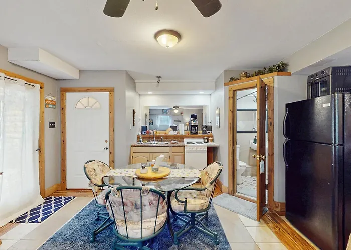 Lake Of The Ozarks Apt 3 Mi To Dtwn Shops & Dining