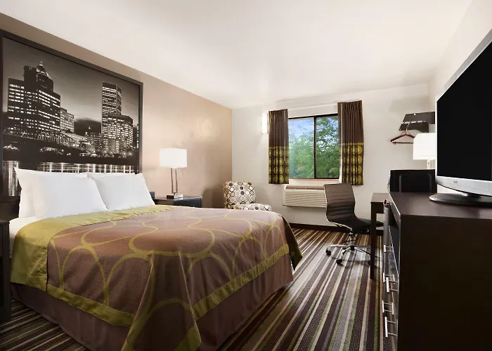 Super 8 By Wyndham Woodburn