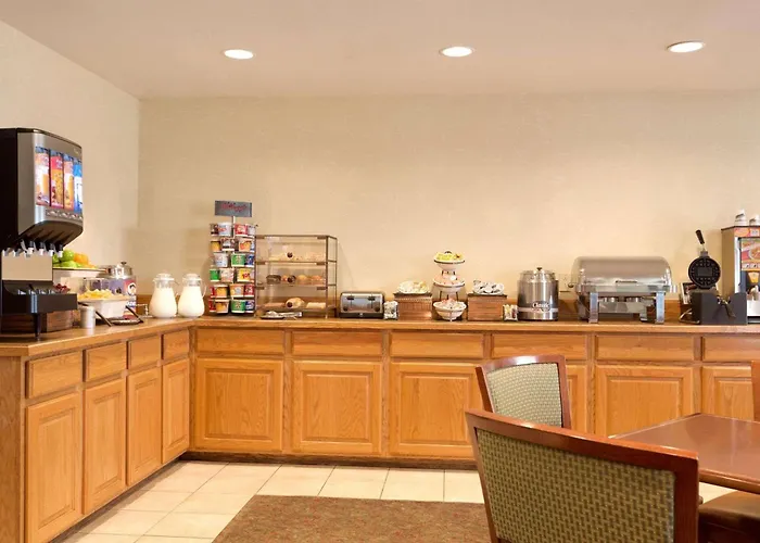 Country Inn & Suites By Radisson, Nevada, Mo