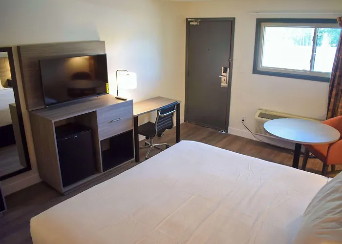 Ramada By Wyndham Cleveland Airport West
