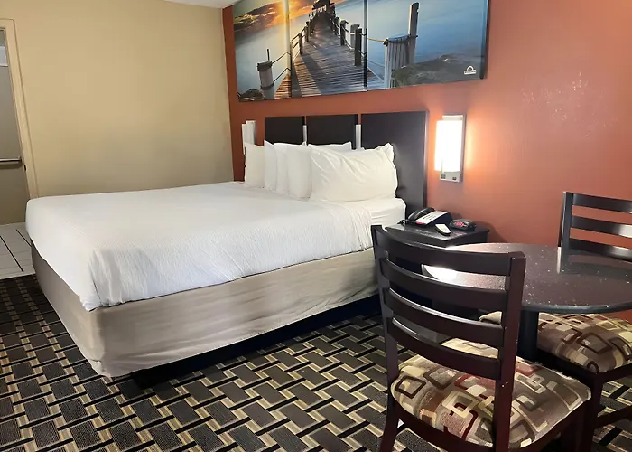 Days Inn & Suites By Wyndham Pine Bluff