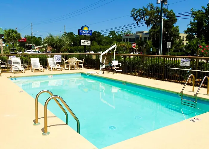 Days Inn & Suites By Wyndham Savannah Midtown