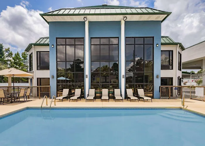 Days Inn & Suites By Wyndham Savannah Midtown