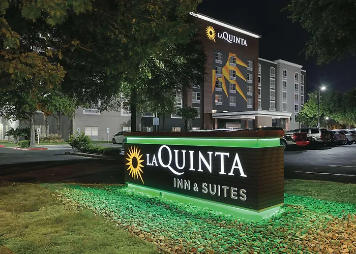 La Quinta Inn & Suites By Wyndham San Antonio Downtown