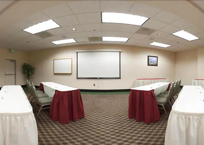 Holiday Inn Express & Suites Tracy By Ihg