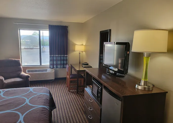 Super 8 By Wyndham Portage