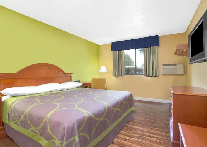 Super-8-Gainesville-I-75-Hospital-University-Area