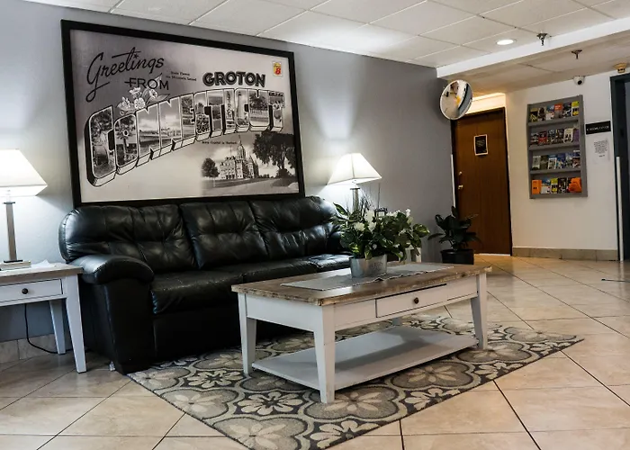 Super 8 By Wyndham Groton