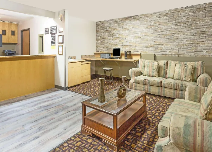 Super 8 By Wyndham Logan