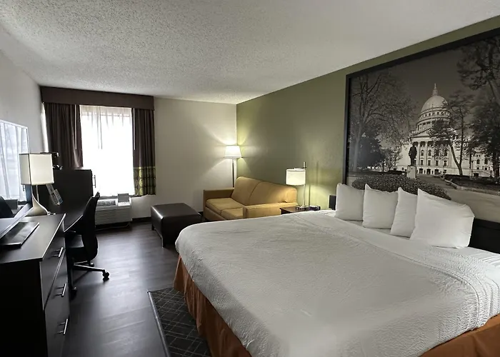 Super 8 By Wyndham Madison South