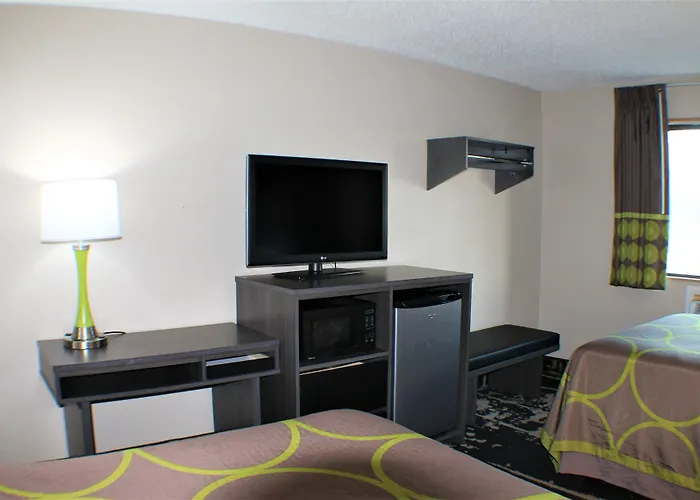 Super 8 By Wyndham Greensboro/Coliseum/Conv.