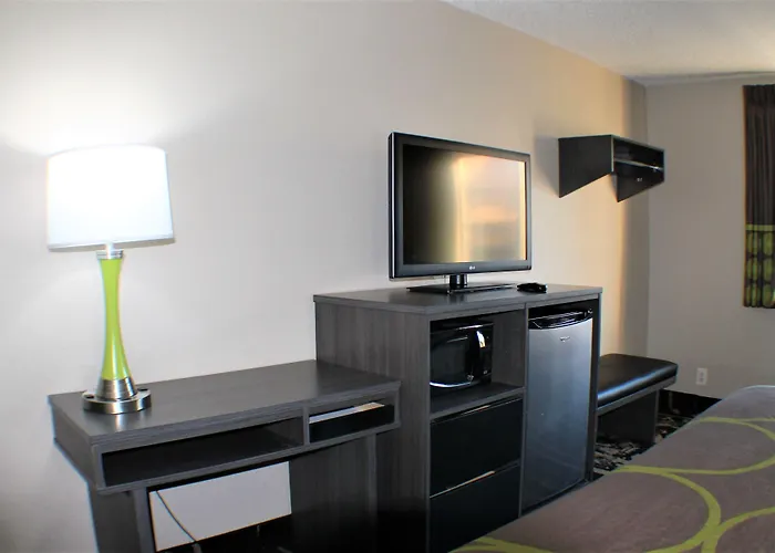 Super 8 By Wyndham Greensboro/Coliseum/Conv.