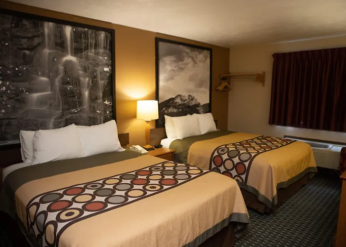 Super 8 By Wyndham Fairmont