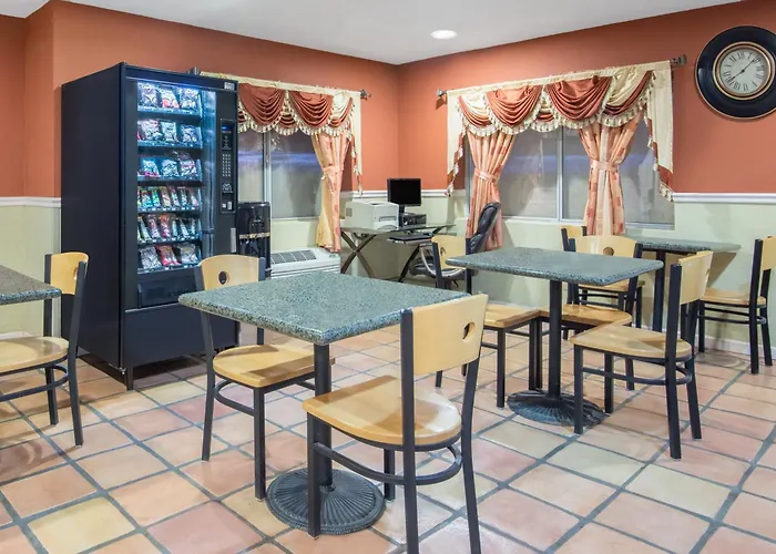 Super 8 By Wyndham Portales