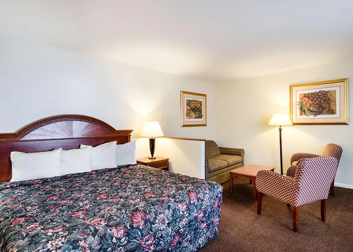 Econo Lodge Inn & Suites