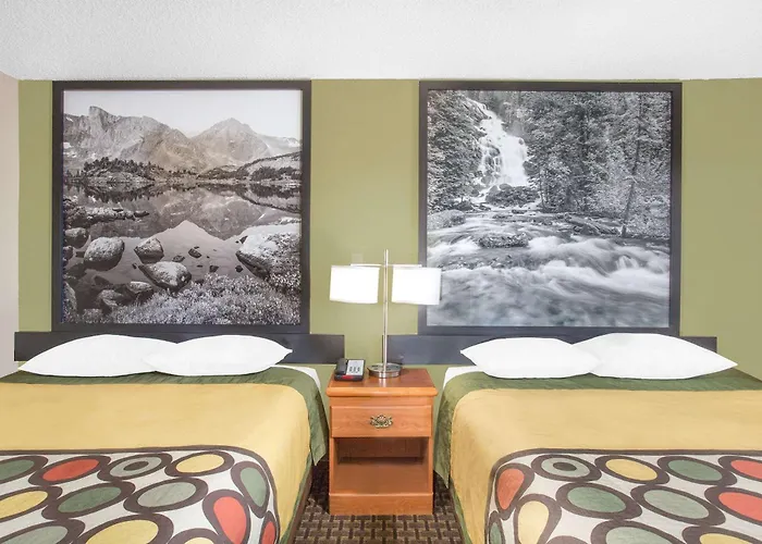 Super 8 By Wyndham Riverton