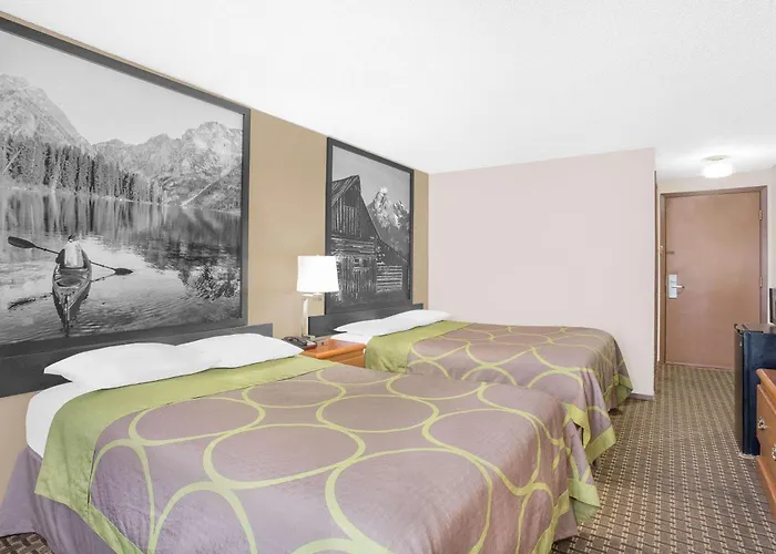 Super 8 By Wyndham Riverton