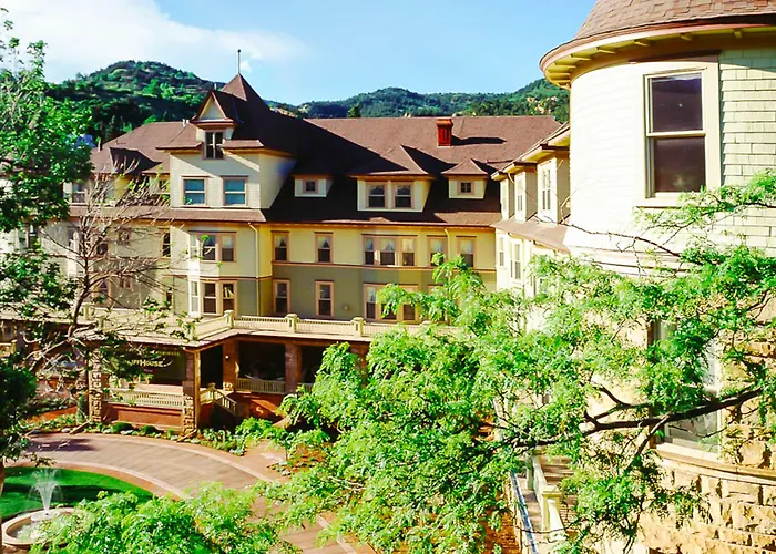 Cliff House At Pikes Peak