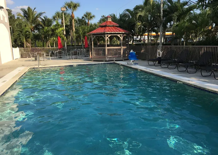 Days Inn & Suites By Wyndham Bonita Springs North Naples