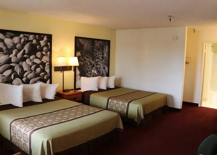 Super 8 By Wyndham Bakersfield/Central