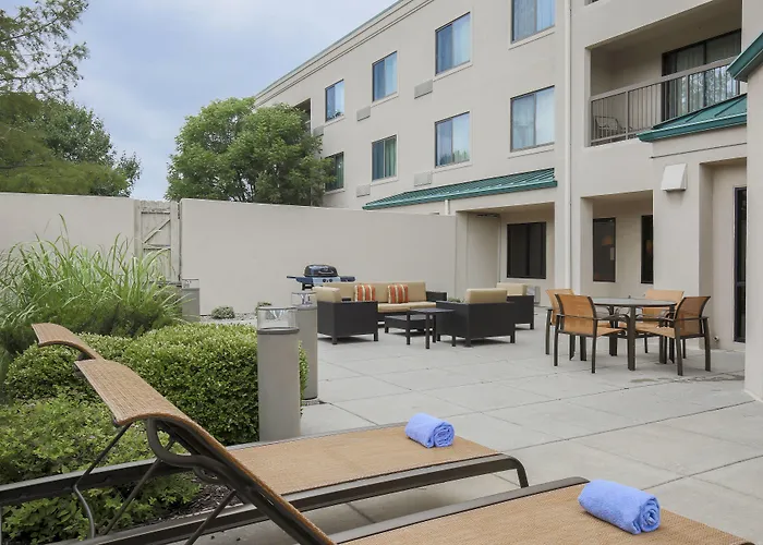 Courtyard By Marriott Topeka