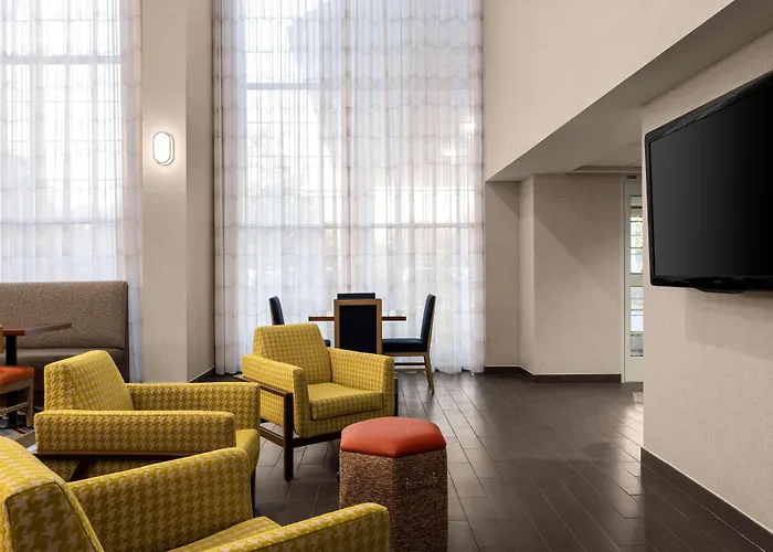 Hampton Inn & Suites State College At Williamsburg Square