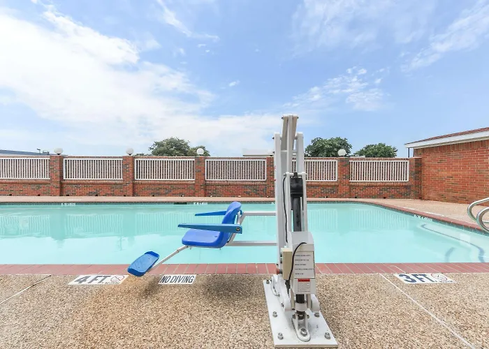Super 8 By Wyndham Burleson Fort Worth Area