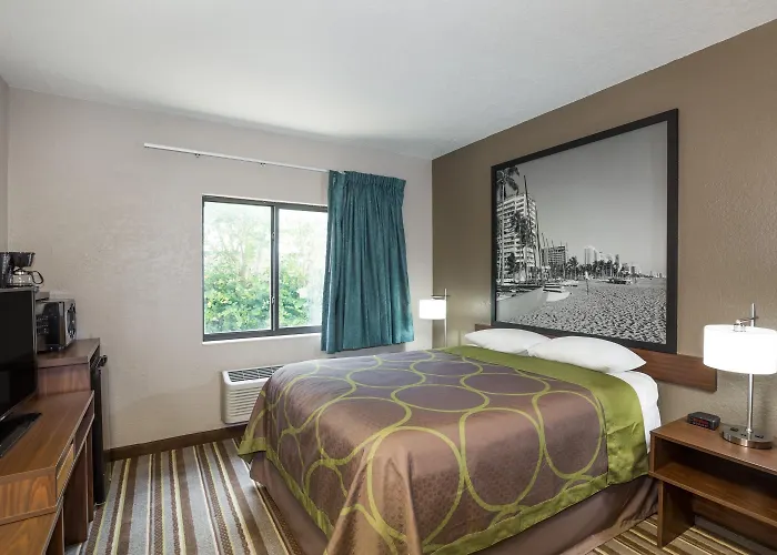 Super 8 By Wyndham Pompano Beach