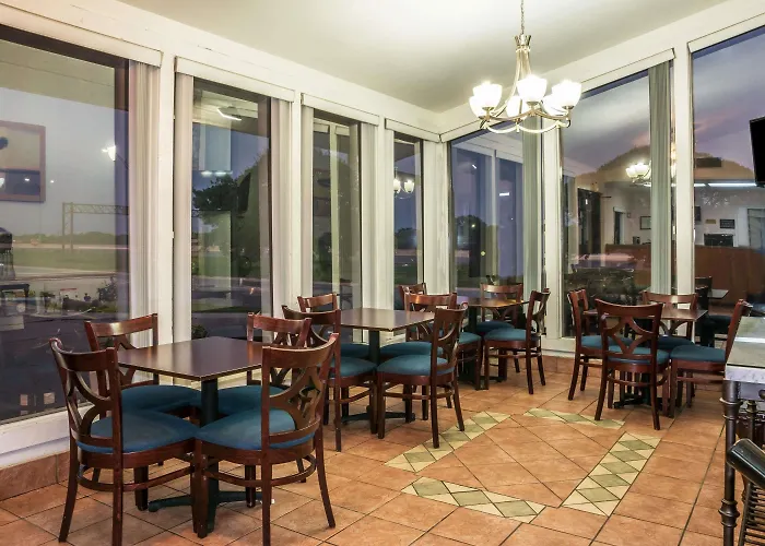 Super 8 By Wyndham San Marcos