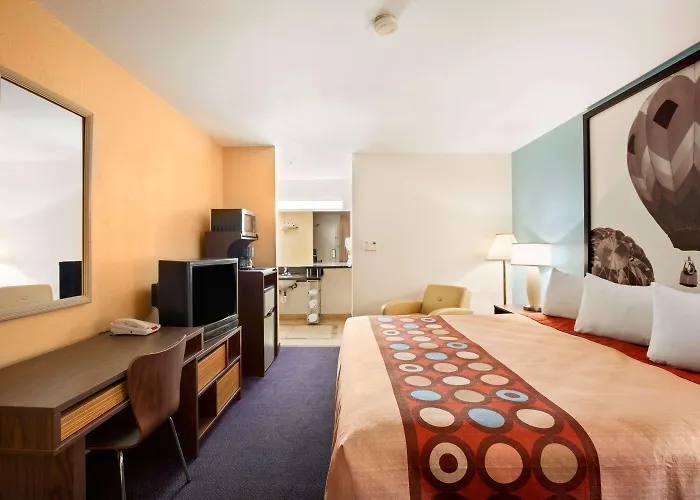 Super 8 By Wyndham Indio