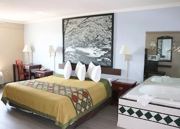 Super 8 By Wyndham Clarksville East