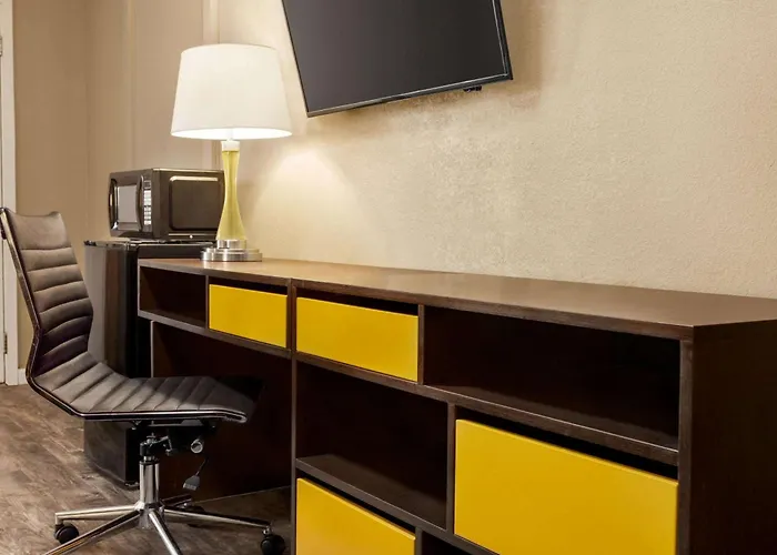 Super 8 By Wyndham Brookhaven