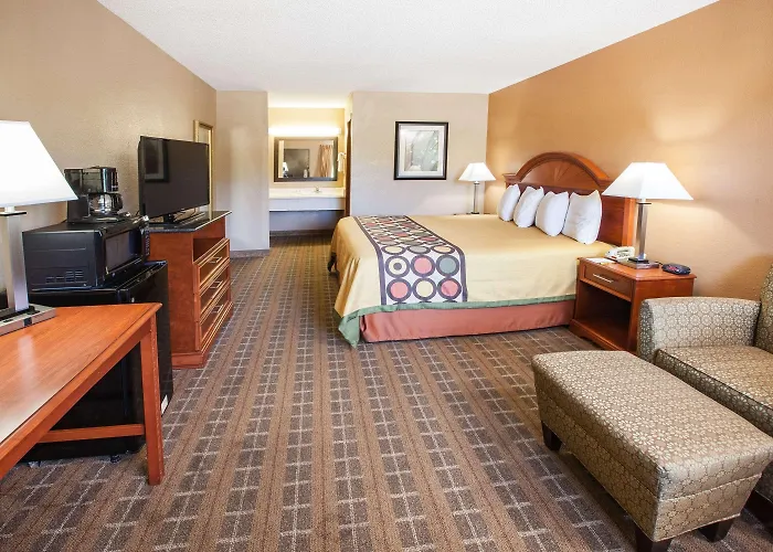 Super 8 By Wyndham Clinton